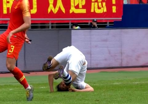 中国0-1乌兹别克：韦世豪铲伤对手致骨折，本想让节奏慢下来！