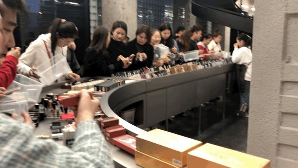 美妆HARMAY話梅很火，但逛完后，我担心它很快就凉凉