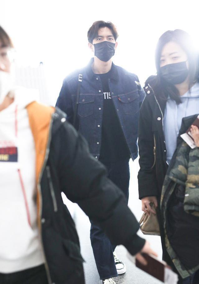 李现穿牛仔衣现身机场,李现和华晨宇牛仔衣