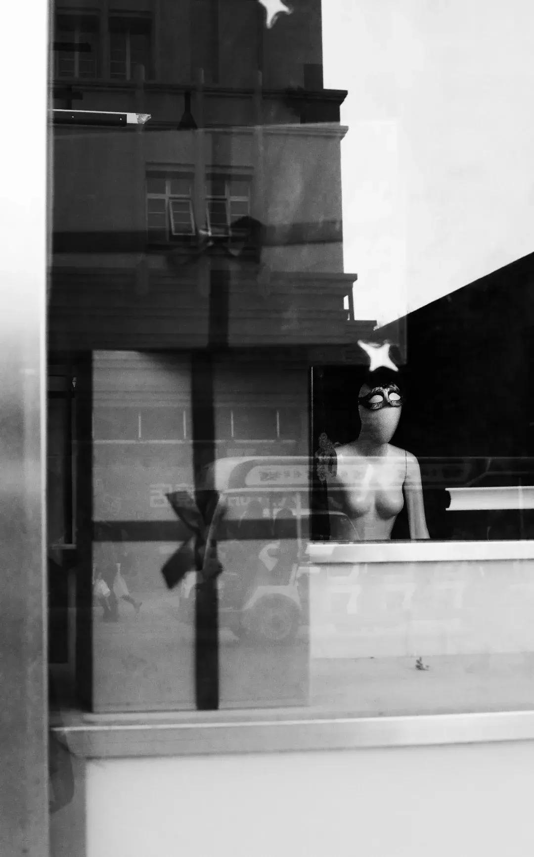 纸上的光影和字：6月30日，来看中国20位诗人的街拍摄影展