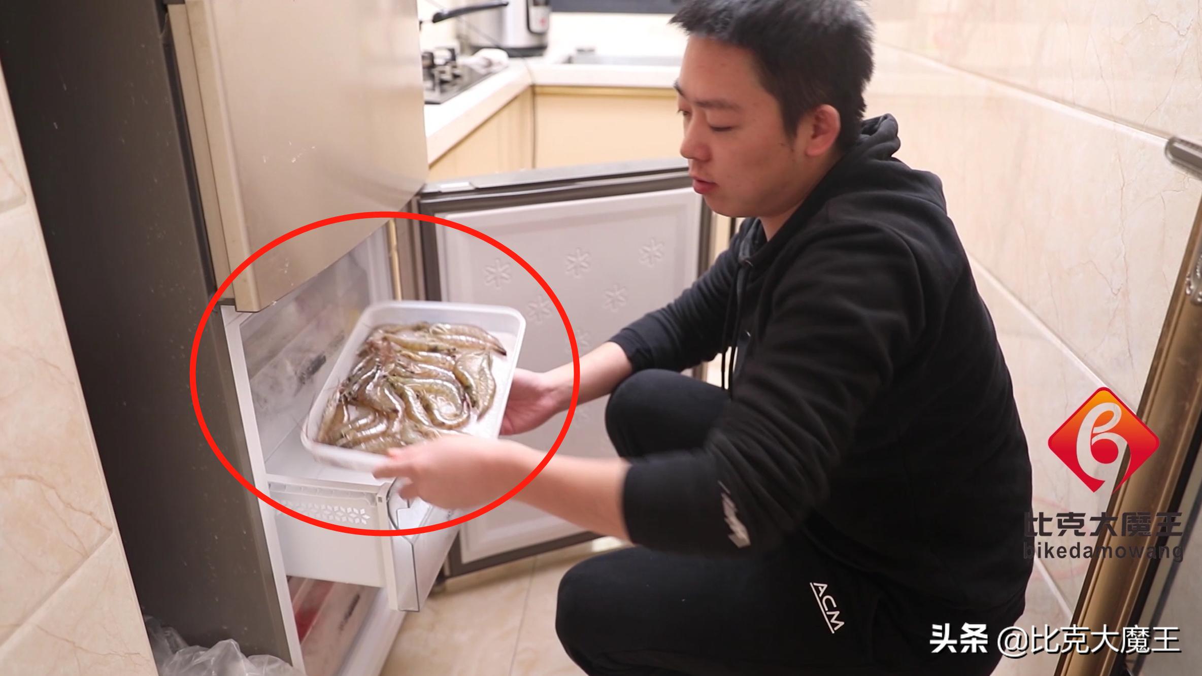 怎么完整剥虾壳取虾仁,剥虾仁剩下的虾壳的正确方法