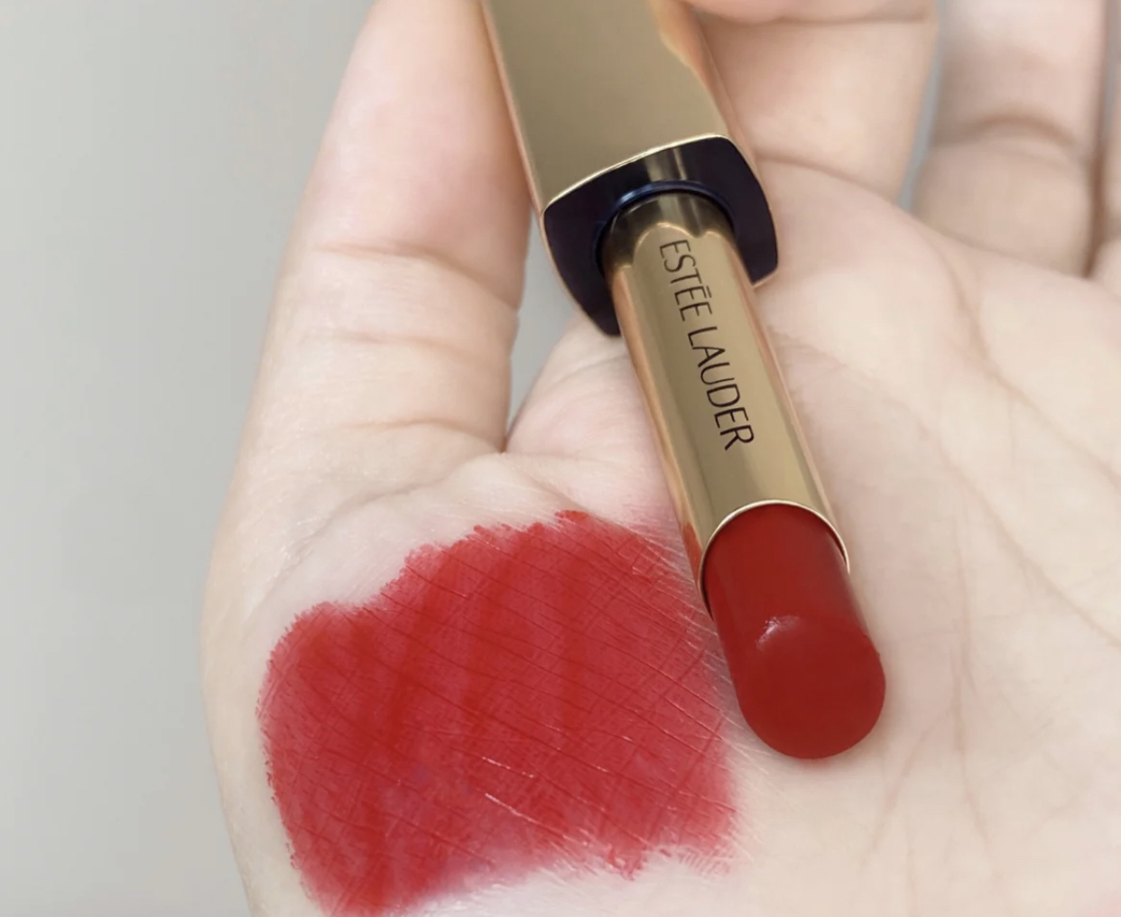 适合素颜又显白的正红色口红,最适合黄皮的10根红色系口红