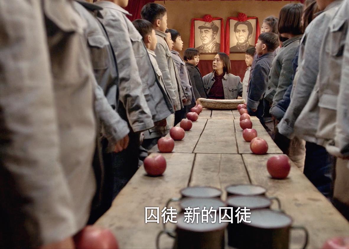 《啊摇篮》从敌区监狱来了26个孩子，父母都是革命英雄可敬又可怜