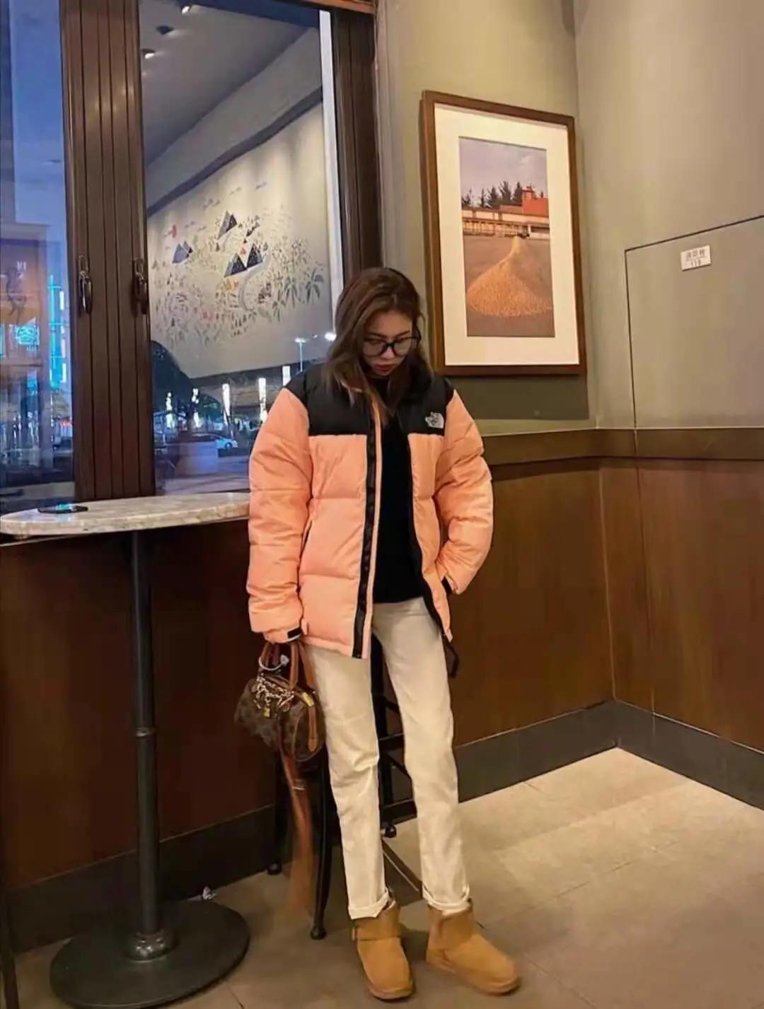 藏蓝色短款羽绒服搭配下装,短款收腰羽绒服适合配的下装