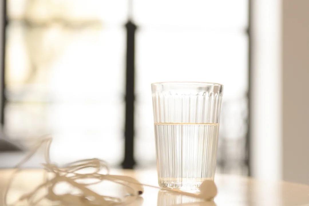 矿泉水为什么能卖2元一瓶,市场上卖的矿泉水是真的矿泉水吗