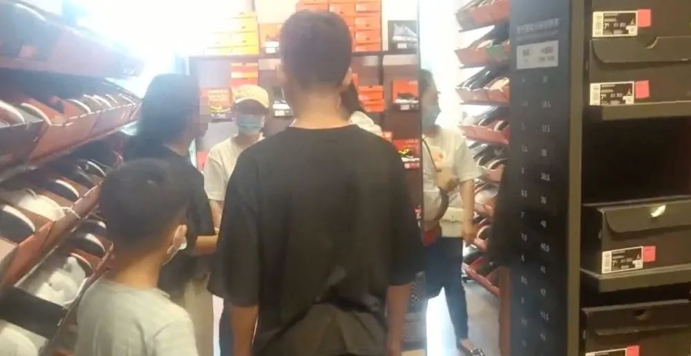 农民工买耐克,农民工买耐克被侮辱