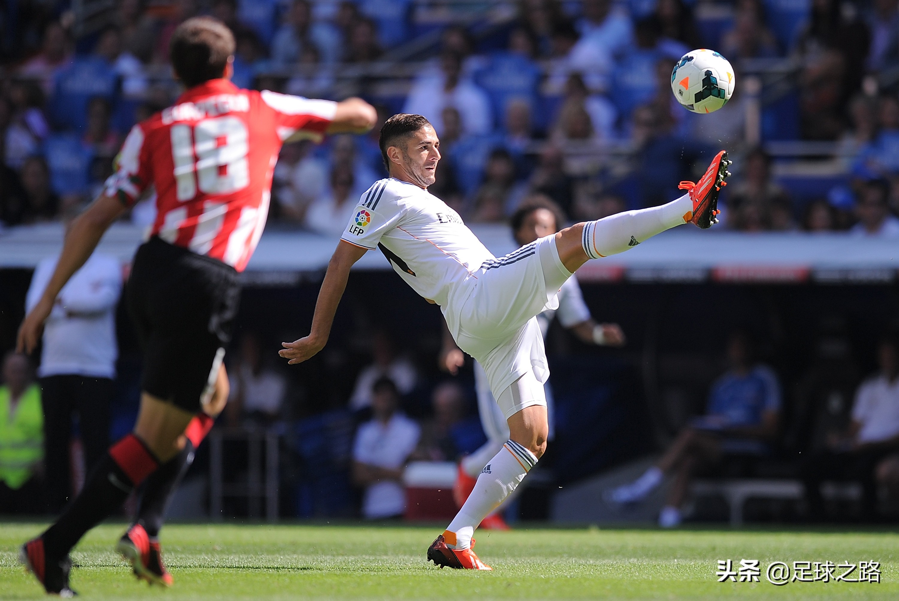 两分钟教你零基础颠球,如何练单脚旋转颠球