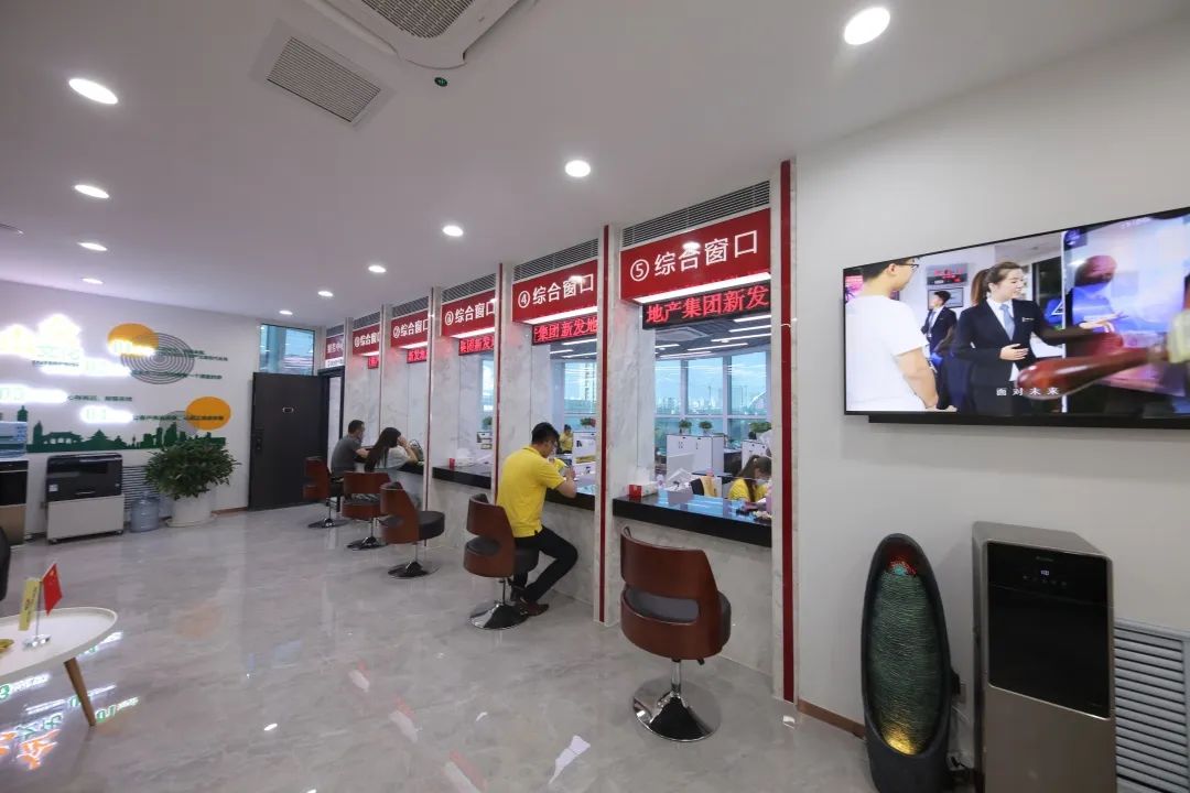 新发地产开大会,新发地产集团大合照
