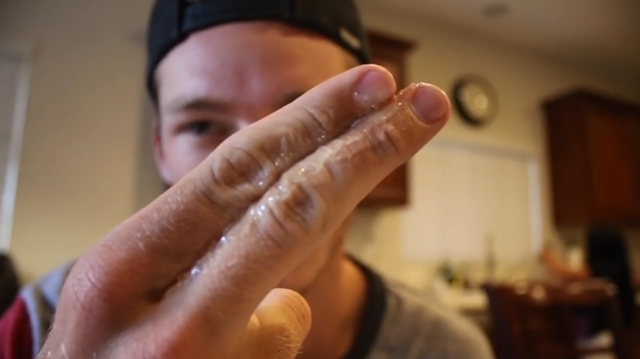 世界最强的胶水粘船,把世界上最粘的胶水粘在身上