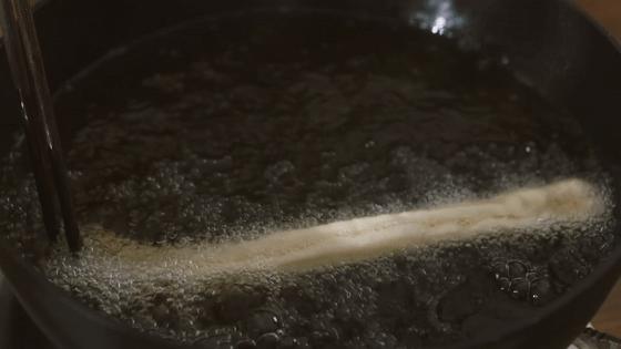 早餐油条怎么做酥脆松软完整教程,酥脆可口的油条是怎么做出来的