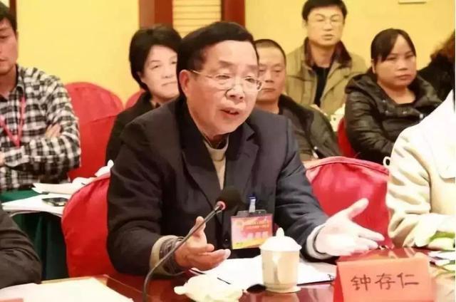 发黄的衣服怎么洗掉,潮湿发黄的衣服还能洗干净吗