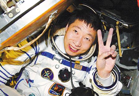 英国首相爬门解压，国内高校惊现黄金？看完谣言我们一起哈哈哈