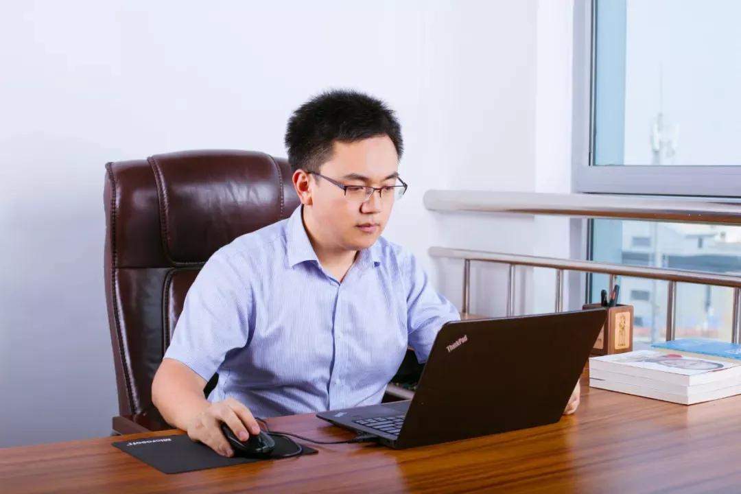 80后精神小伙辞职创业,80后小伙辞职后创业