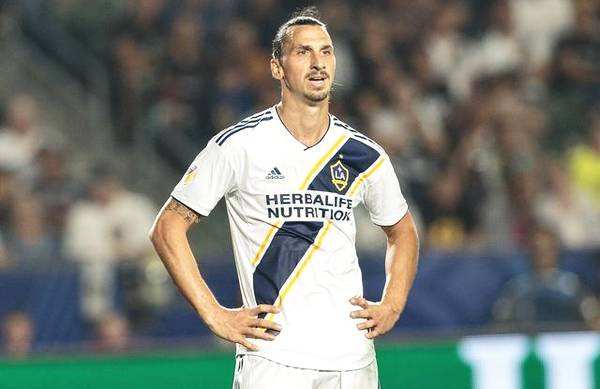 记者采访c罗问谁是最伟大的球员,c罗再次登顶10年来最伟大球员