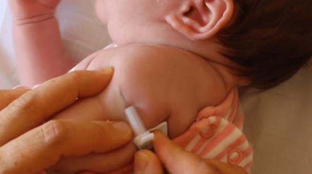 印度给刚出生婴儿打针,印度给婴儿打疫苗