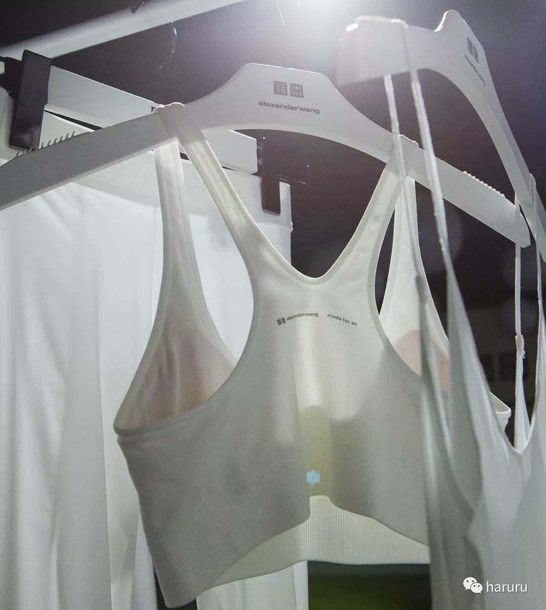 赖冠霖联名同款羽绒服,赖冠霖深蓝色西装