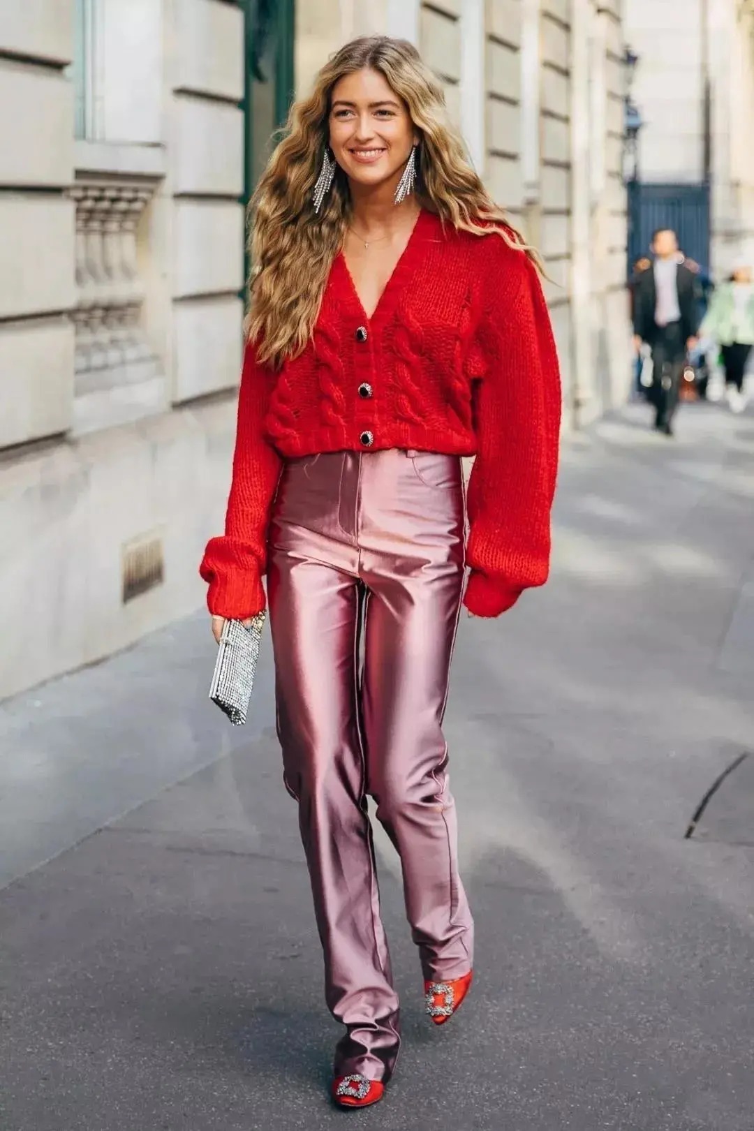 超级显白的色系穿搭快get起来吧,今年流行的亮色系穿搭叫什么