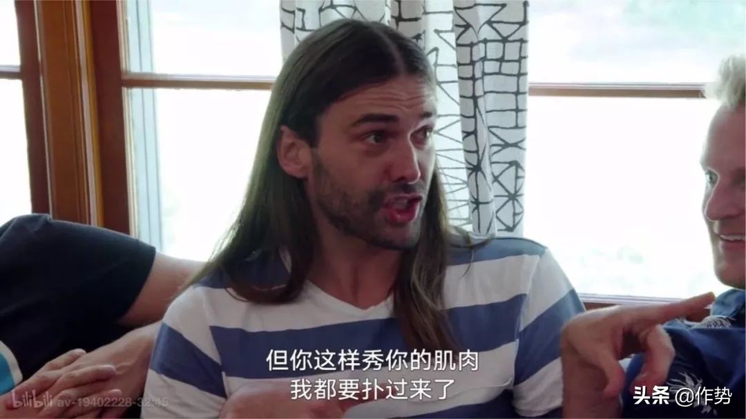 这位大胡子大哥，竟然偷了宋茜和杨幂的衣服去走红毯？！