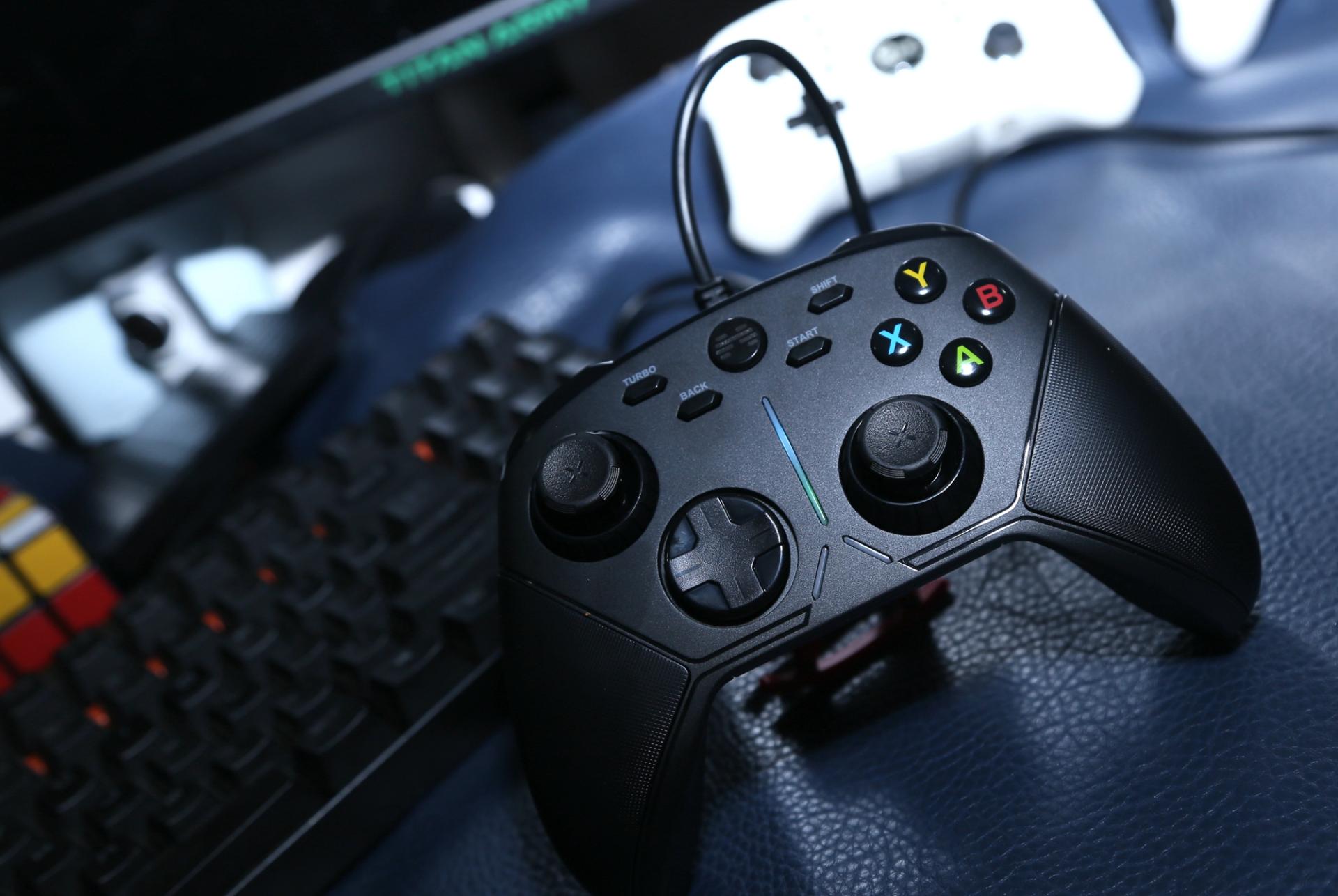 北通阿修罗3手柄玩神力科莎,北通阿修罗3游戏手柄无线版设置