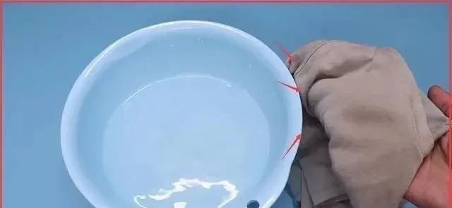 彩色衣服被漂白水弄褪色怎么恢复,黑色衣服褪色了发红如何恢复原色