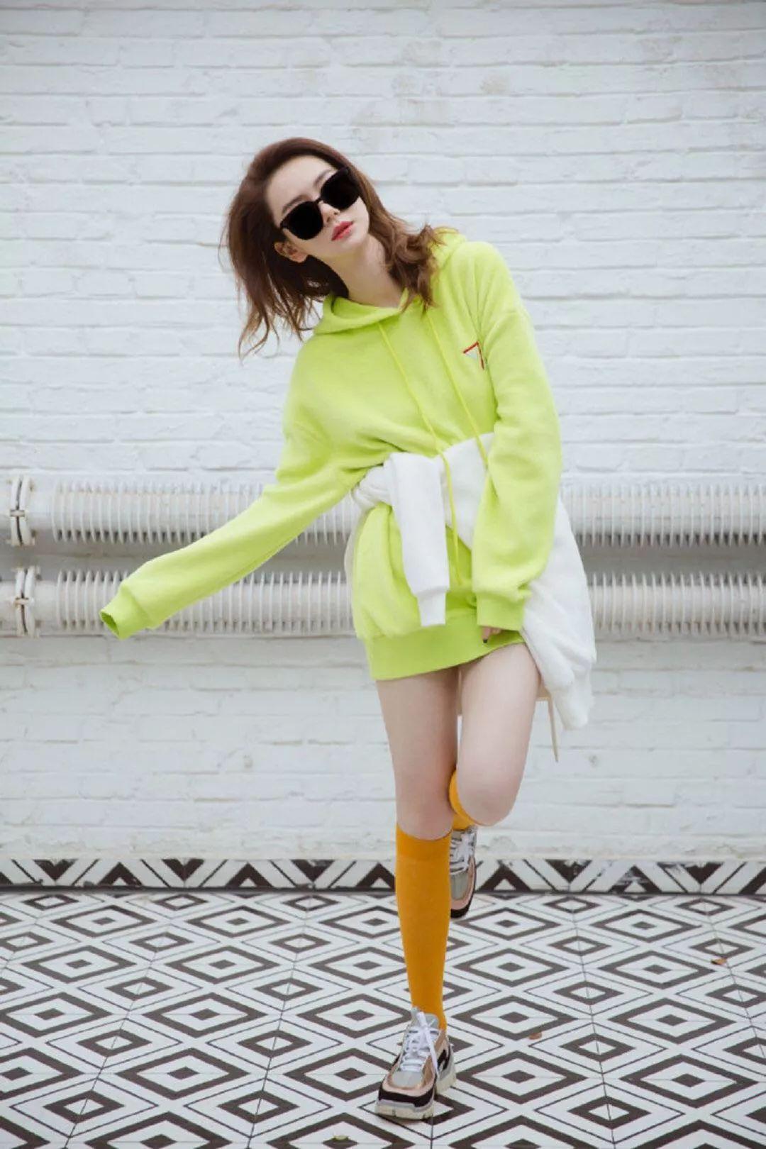 别再藏着掖着了!今年的“漏袜风”,带来一场袜子的pk盛宴