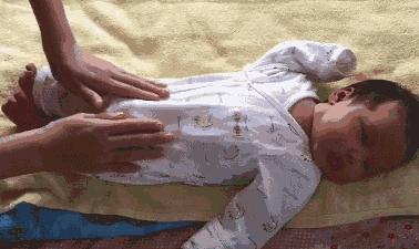 新生儿宝宝肚子胀气怎么做排气操,新生儿哭闹胀气排气妙招0-1个月