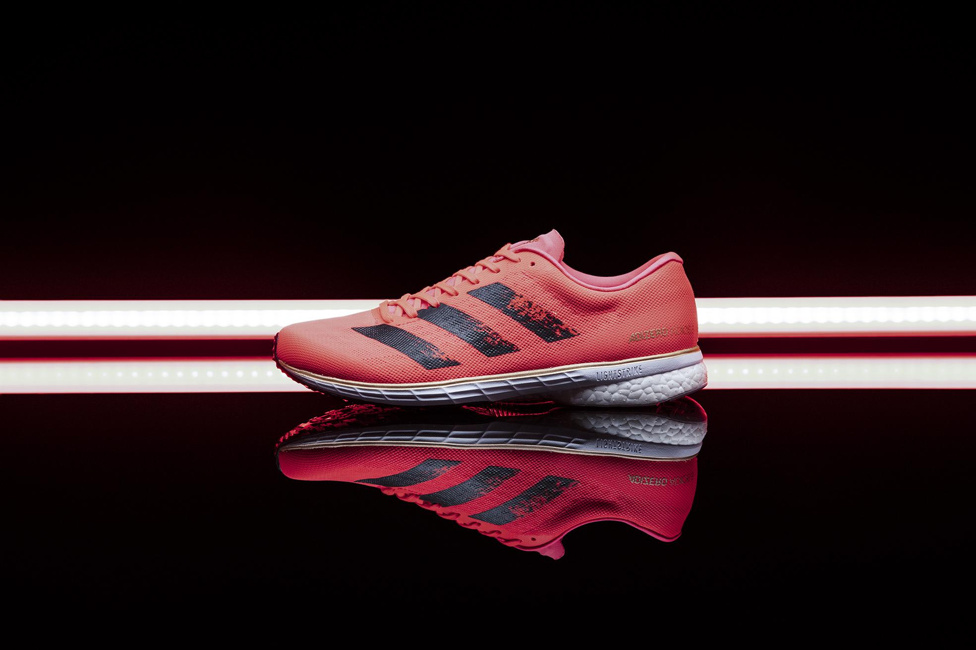 阿迪达斯最新发布的boost跑鞋,阿迪达斯adidas最新款三叶草