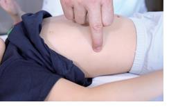 小孩推拿完打嗝怎么回事,小儿打嗝怎么推拿