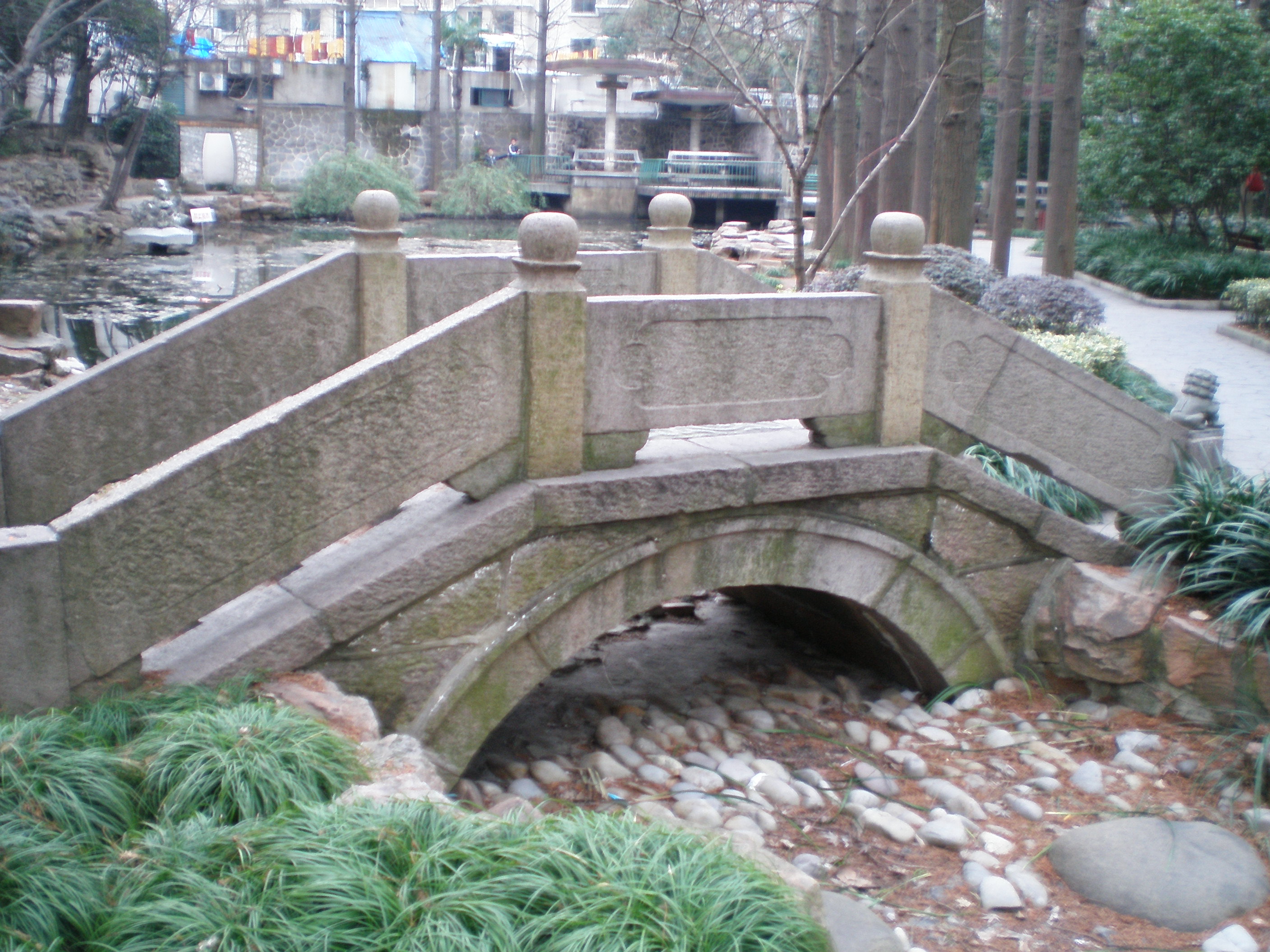 租界公园、跑狗场、卷烟厂，这条马路“活化石”太多