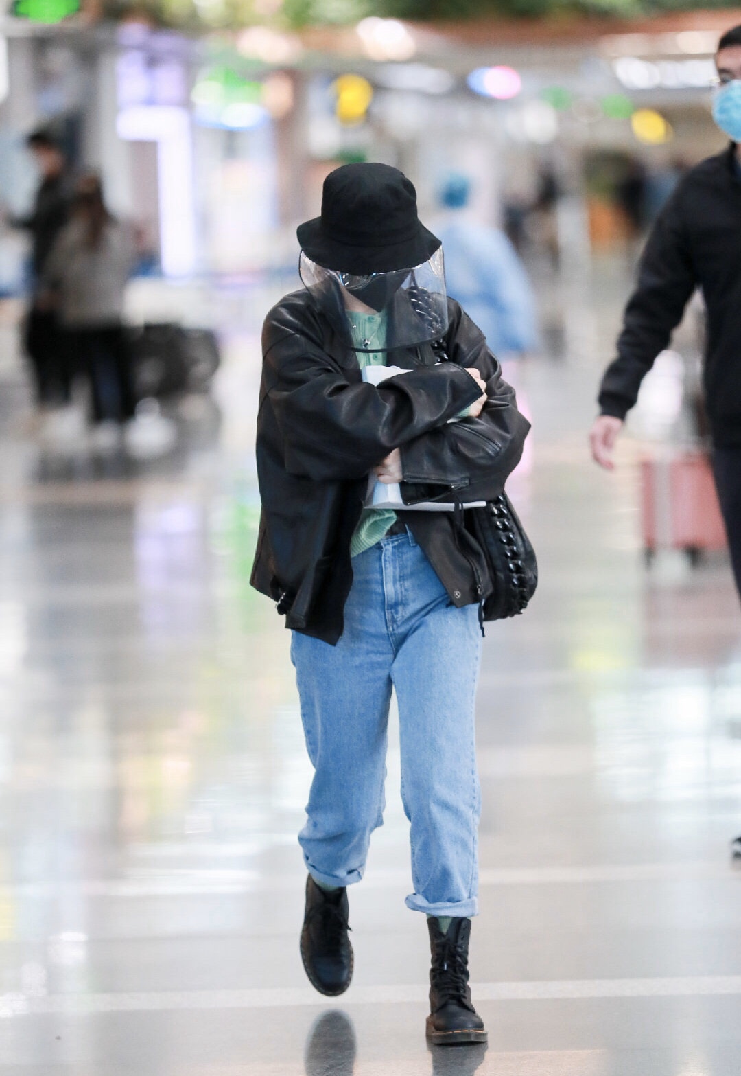 吴昕机场戴墨镜高清图片,吴昕穿黑色大衣图片