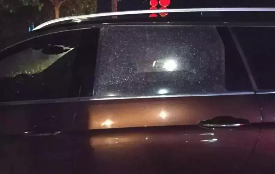 注意！这惯犯在金湾斗门砸破4个车窗，盗走4瓶茅台、15条中华！结果被…