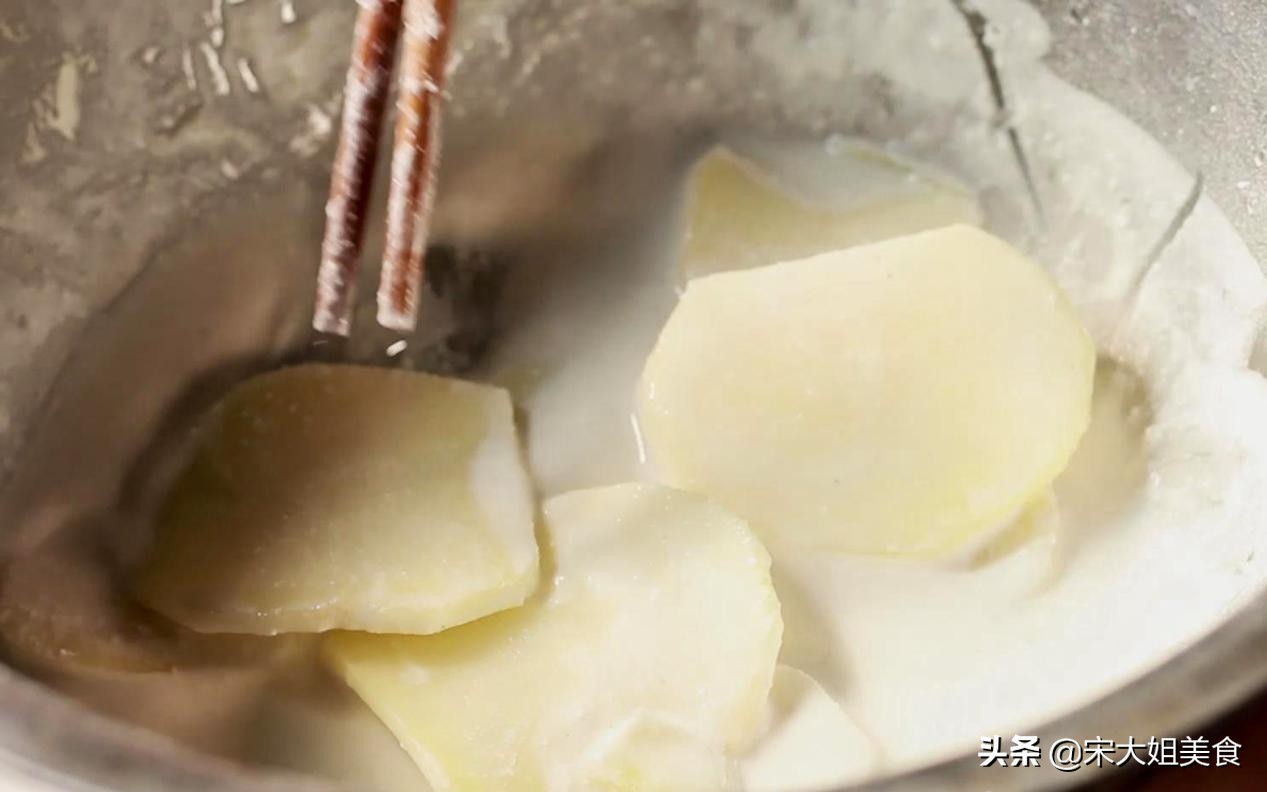 在家炸薯片做法简单又好吃,炸薯片5块钱一大盘