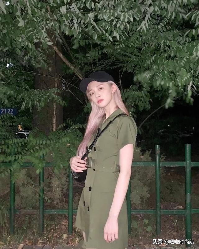 周洁琼短裙穿搭,周洁琼黑色裙子黑长筒鞋