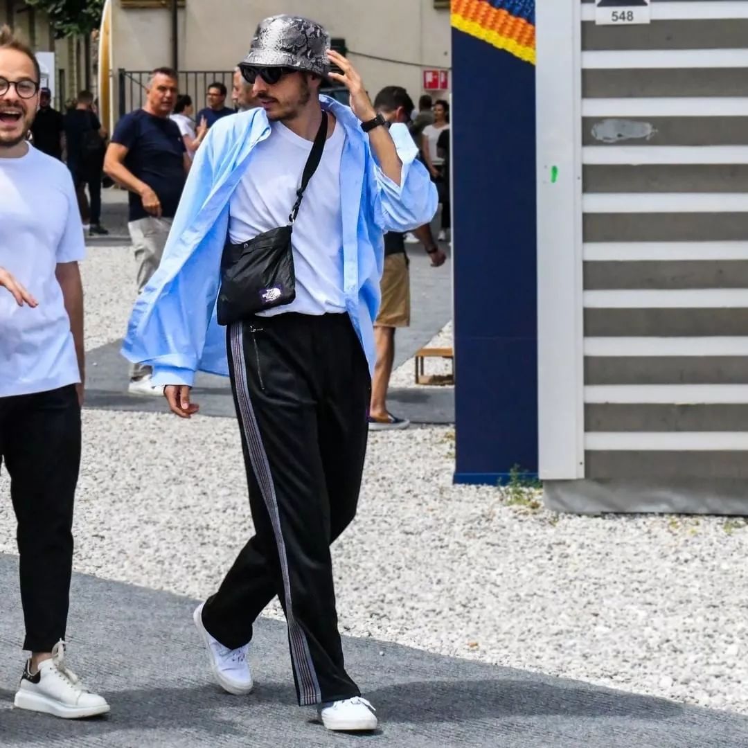 简单的衬衫穿出不同的潮流感来,衬衫怎么穿才能既时尚又舒服