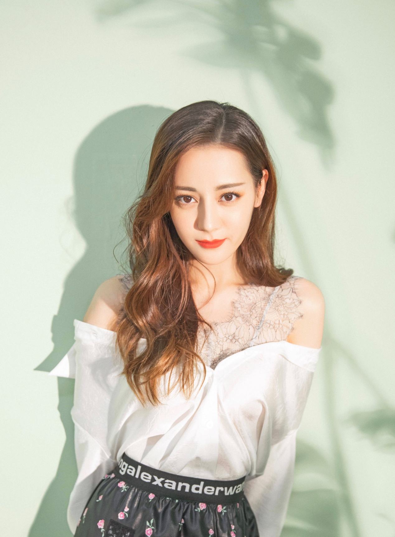 天生的美人胚子，脸上一般具有4个特征，淡妆浓妆都很好看