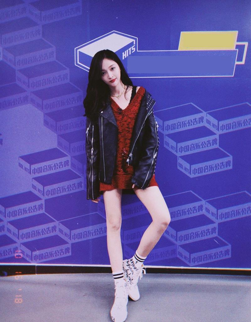 新中式皮衣内搭搭配才显高级,皮衣怎么搭配才显高级秋冬