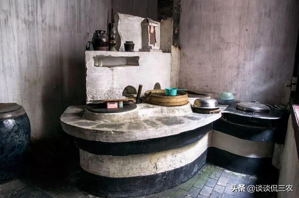 传承几千年的柴火灶，到底要不要禁用？专家建议拆除，农民有话说