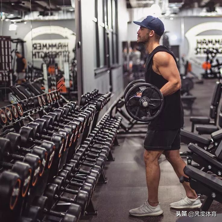 健身肌肉男穿衣搭配图片,肌肉男在健身穿衣搭配