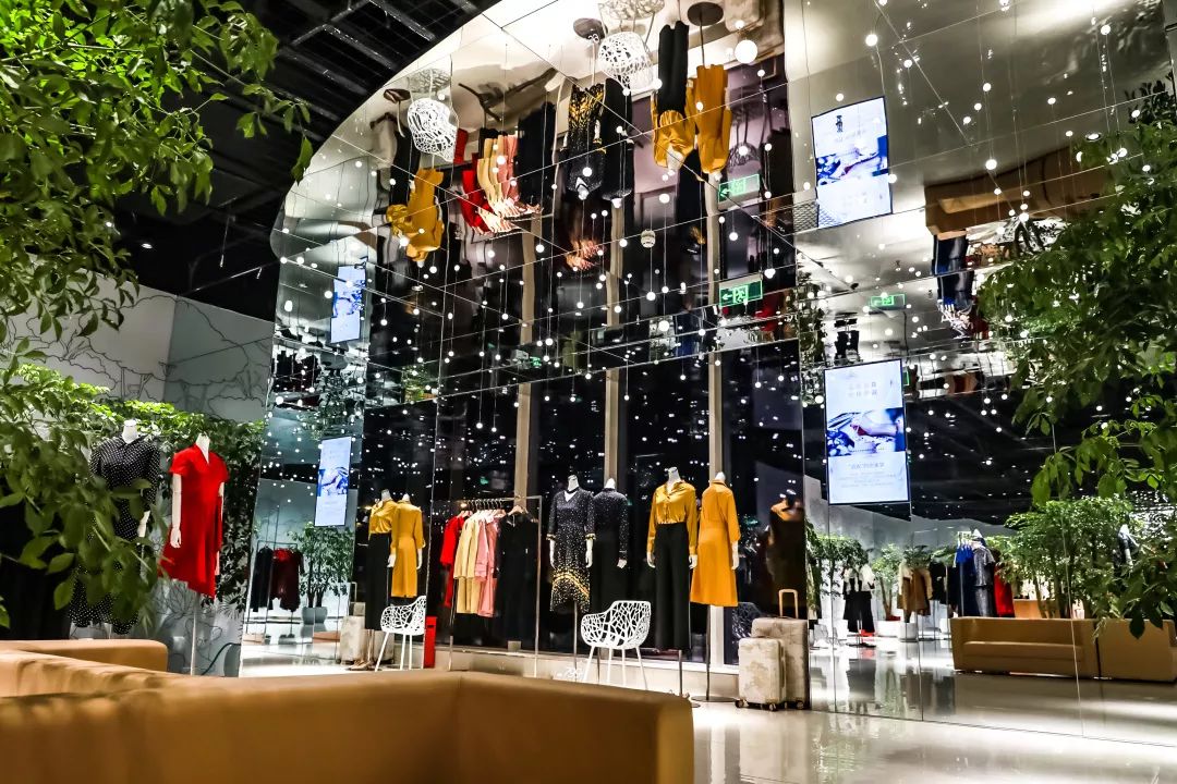 这个品牌把星空搬进店里，路过的人都大呼：太惊艳了