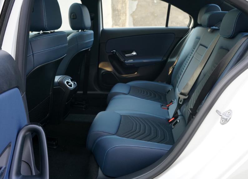 2023款奔驰a180l和宝马120i,奔驰a级180和200哪个更值得买