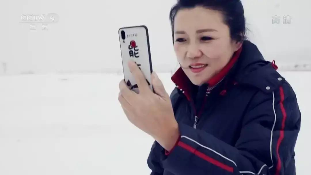 东北女子带娃开重卡替前夫还债,东北女欠款50万开重卡被央视表扬