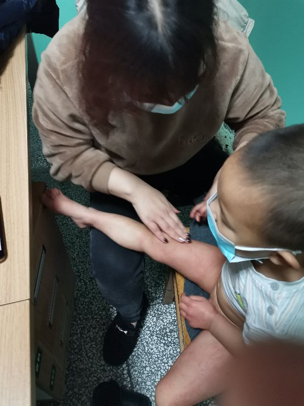 宝宝身上起疙瘩像蚊子咬一样还痒,宝宝身上长疙瘩像蚊虫叮咬怎么办