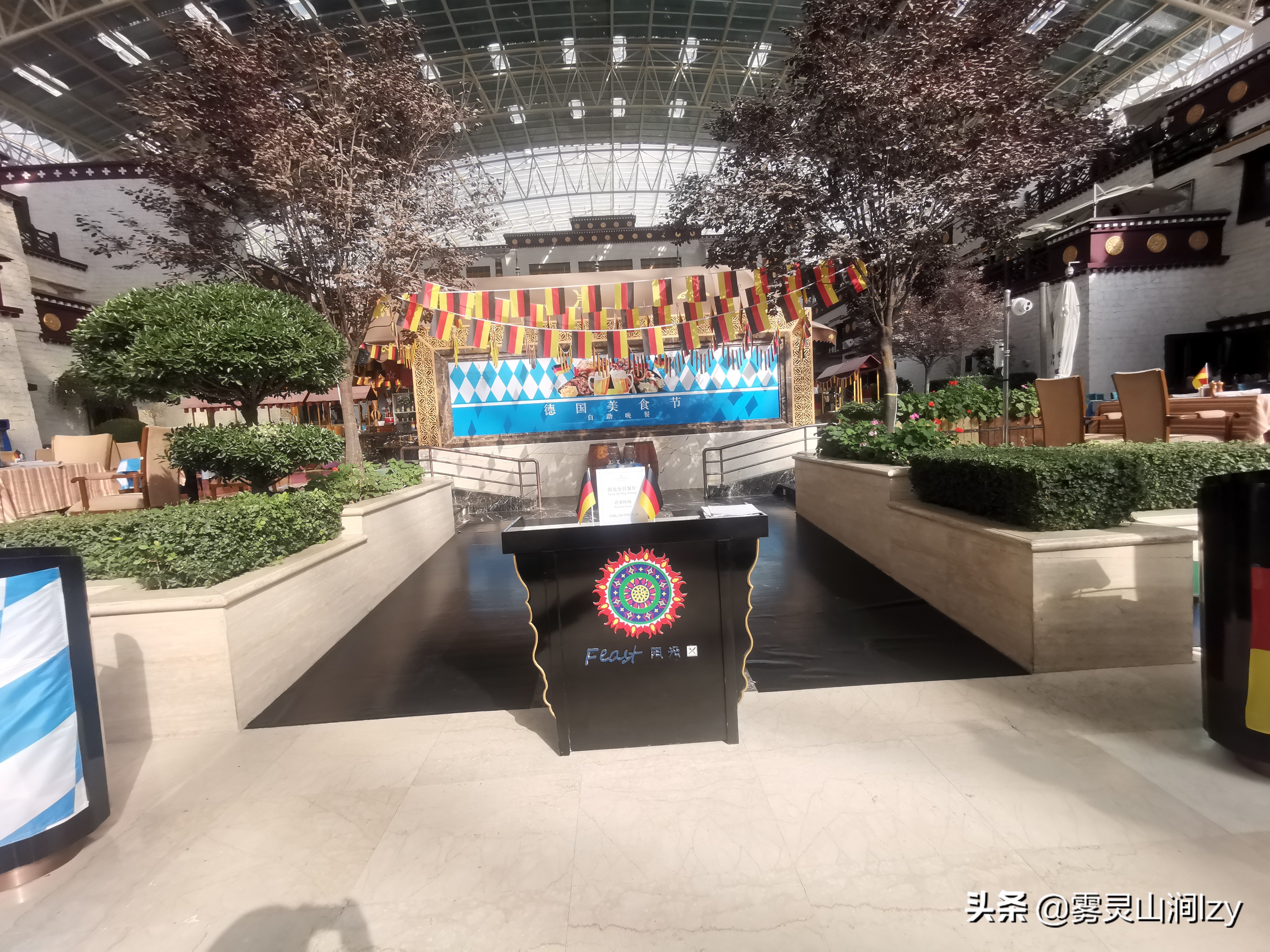 蓝天白云下的雪域高原布达拉宫,蓝天之下日光之城简介