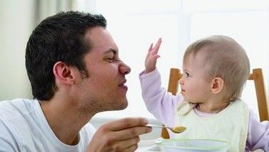 一岁左右的宝宝爱揪头发、掐人、打人，父母该如何正确教育？