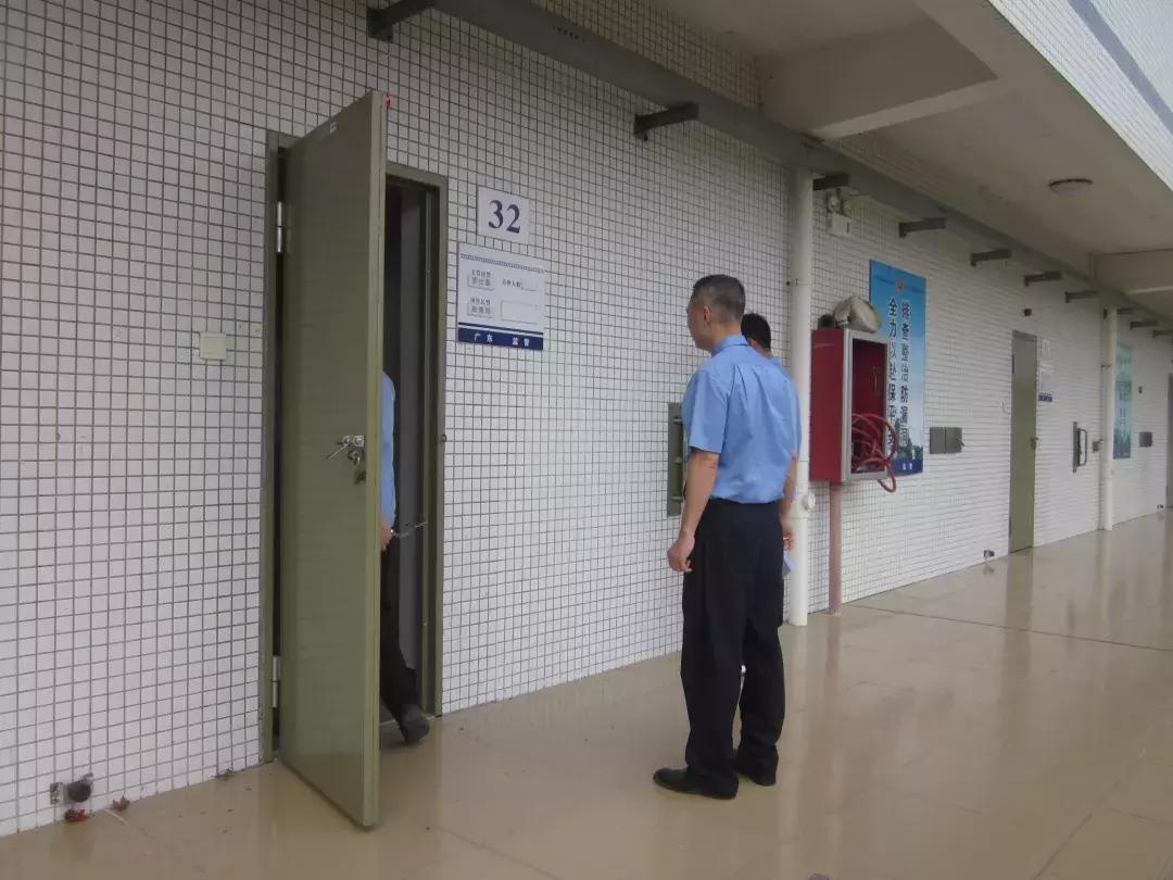 进入“高墙”内的世界，他们的一天工作开始了…