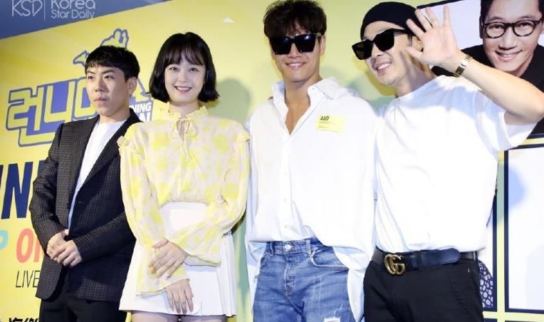 *钟金**国和小弟逛天朝美食店,被店员的这一举动惊到,网友:人才