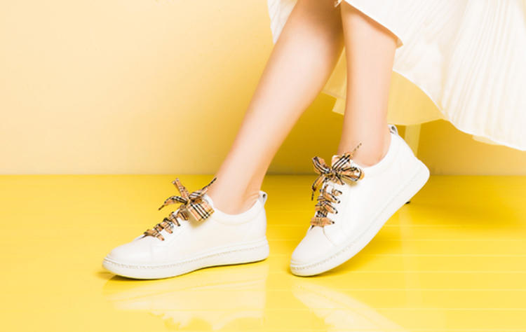 小白鞋好看系带法,小白鞋穿出酷酷的感觉