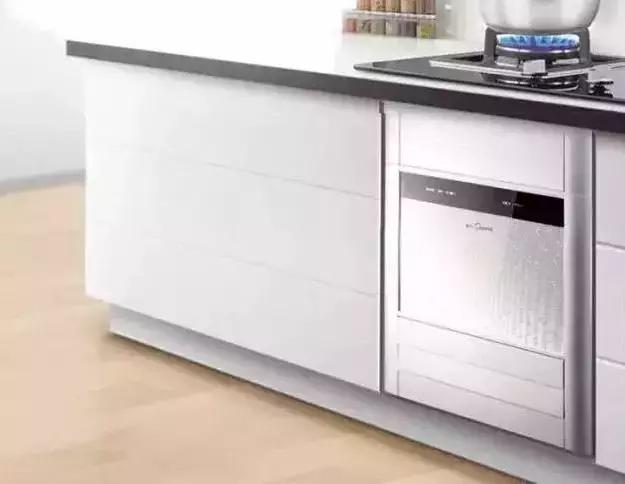 厨房装空调好还是凉霸好,厨房专用嵌入式空调有必要装吗