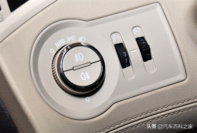 大灯开关和雨刷开关上的功能你都会用吗?晚上不开灯怎么回事?