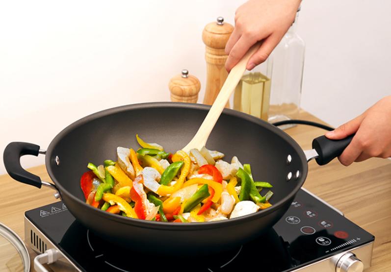 收入超过7位数的主播，推荐了一次不粘锅，为什么被骂这么惨？